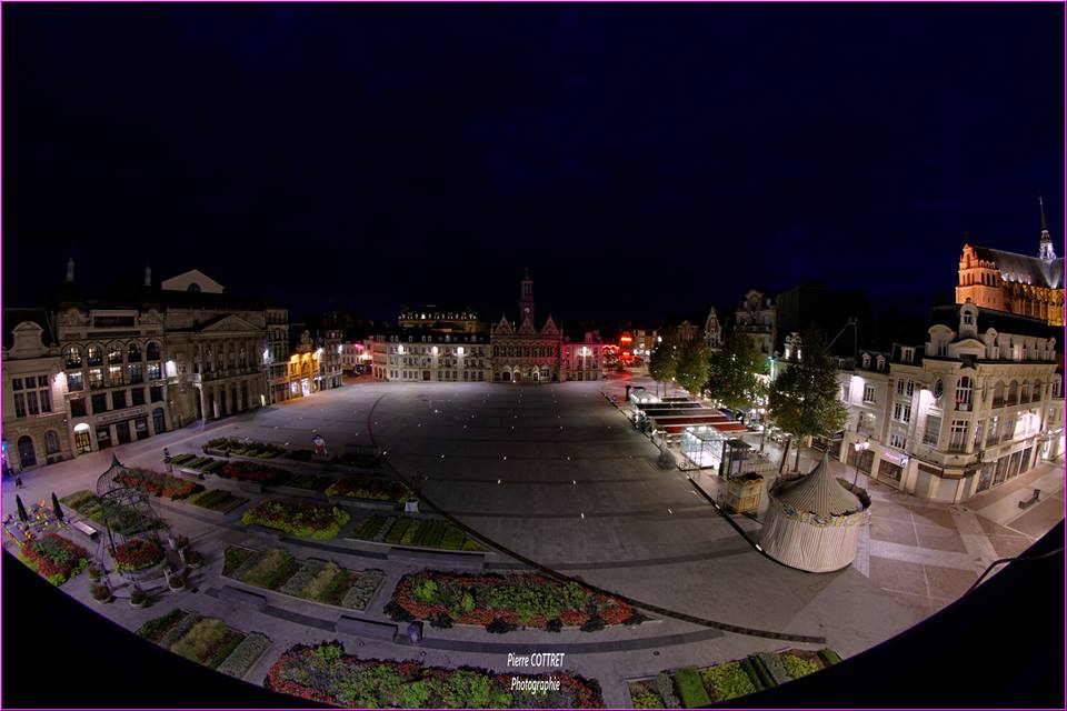 Saint-Quentin - La place de l'Hôtel de Ville la nuit